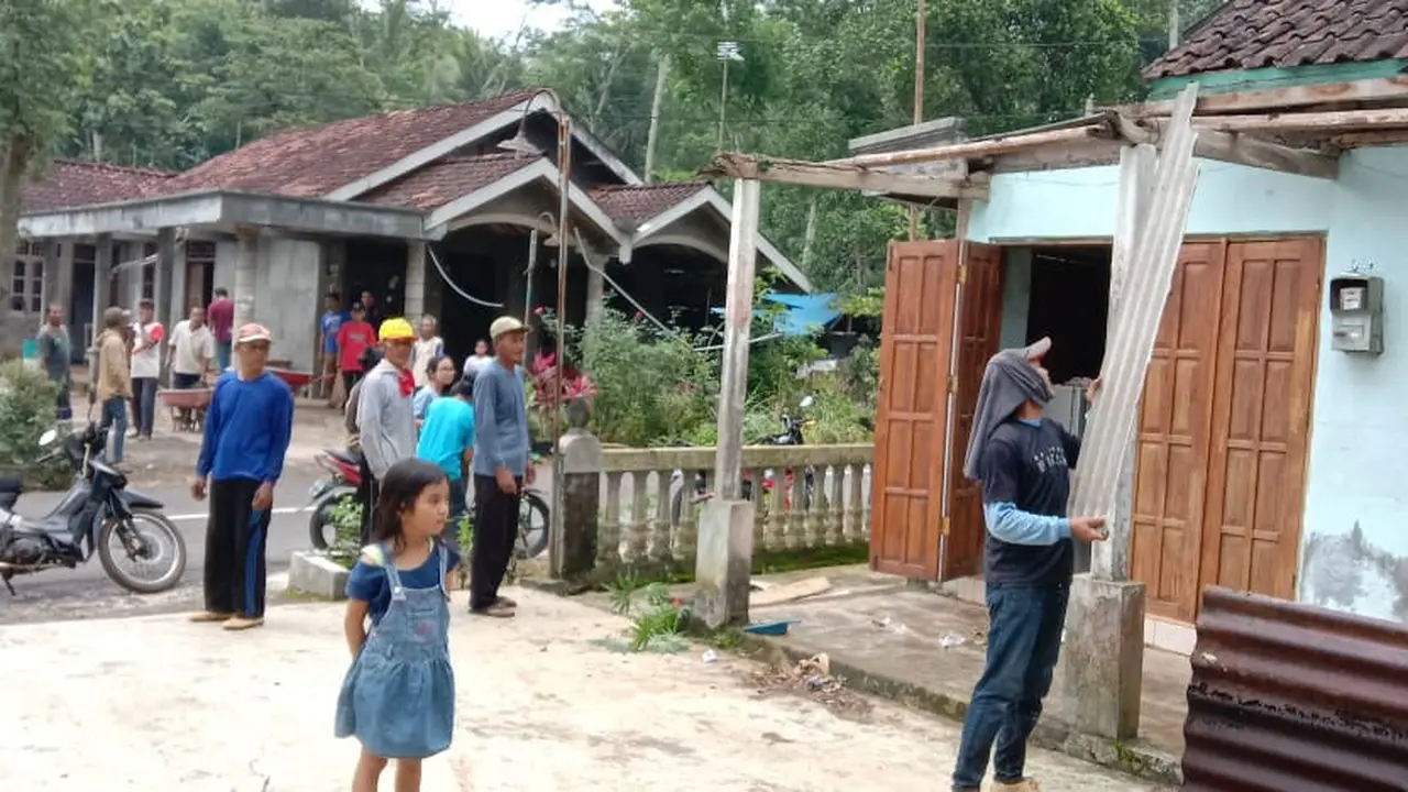 Sejumalh atap warga rusak diterjang Puting Beliung