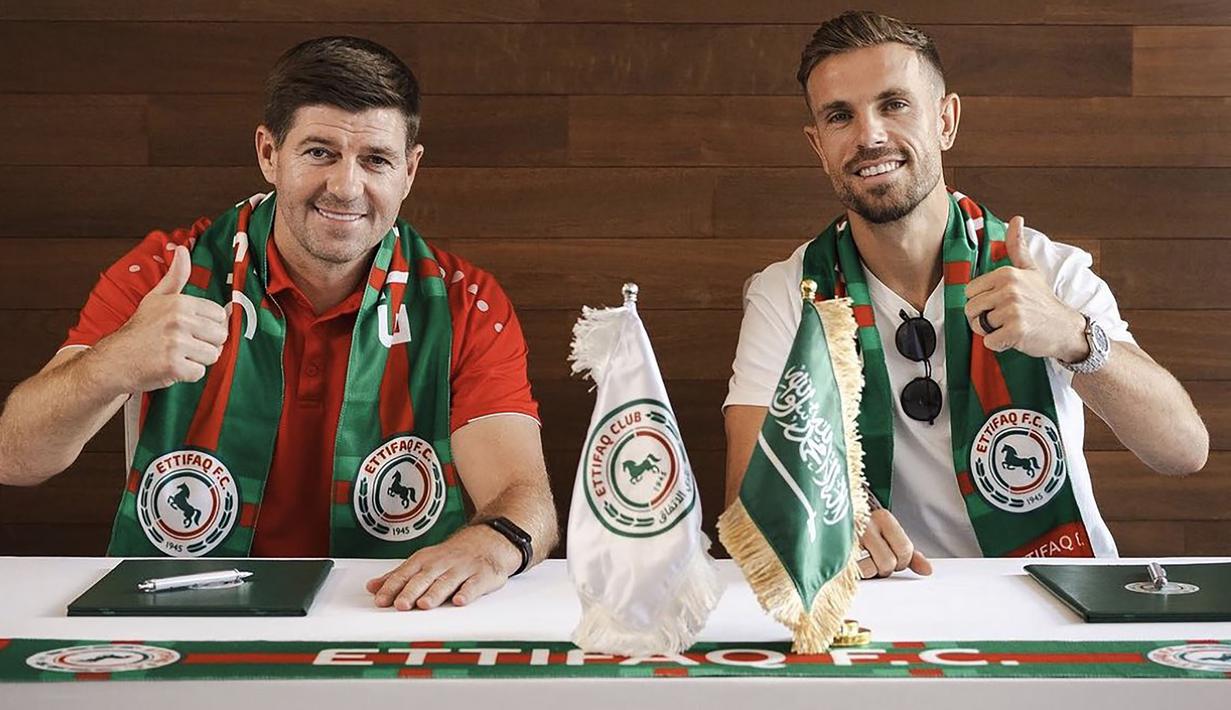 Setelah membela Liverpool sejak 2011/2012, Jordan Henderson hijrah ke Liga Arab Saudi untuk bergabung dengan Al Ettifaq yang mengontraknya selama 3 tahun hingga 30 Juni 2026. Ia didatangkan Al Ettifaq dengan nilai transfer 14 juta euro atau setara Rp235 miliar. (twitter.com/Ettifaq_EN)