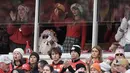 Taylor Swift menghabiskan Hari Natal untuk mendukung pacarnya, pemain belakang Chiefs Travis Kelce saat menjamu Las Vegas Raiders. (AP Photo/Charlie Riedel)