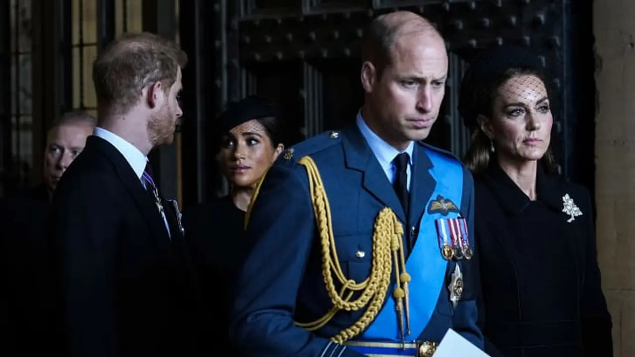 Pangeran William, Catherine, Princess of Wales, Pangeran Harry, dan Meghan, Duchess of Sussex pergi setelah mereka memberikan penghormatan kepada Ratu Elizabeth II di Westminster Hall