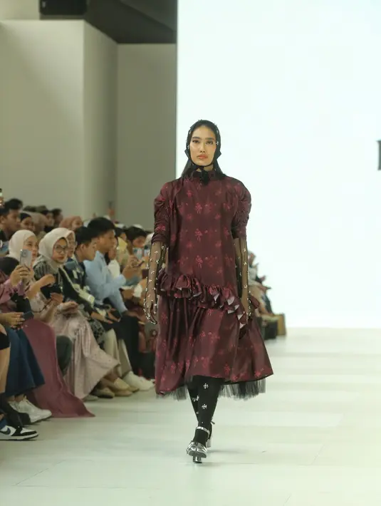 Koleksinya juga lebih ramah lingkungan karena menggunakan metode upcycling atau menambah nilai benda lewat penambahan aplikasi atau pengubahan bentuk jadi lebih baik. [Fimela/Adrian Utama P]