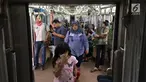 Penumpang memadati gerbong KRL Commuter Line di Jakarta, Sabtu (27/1). PT Kereta Commuter Indonesia, operator KRL Commuter Line menargetkan mengangkut 320,03 juta penumpang atau naik 9,5 persen. (Liputan6.com/Immanuel Antonius)