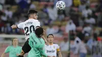 Bek Real Madrid, Varane, berebut bola dengan pemain Valencia, Ferran Torres, pada laga Piala Super Spanyol di Stadion King Abdullah Sport City, Arab Saudi, Rabu (8/1/2020). Real Madrid menang 3-1 atas Valencia. (AP/Amr Nabil)