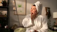 Kalau kamu pernah merasa kulitmu tiba-tiba mudah perih saat menggunakan toner atau serum padahal biasanya tidak, ini bisa jadi tanda bahwa skin barrier-mu sedang terganggu. (foto/dok: freepik)