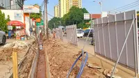 Derita Warga Pos Pengumben Jakbar, Sudah Sepekan Berkawan Kepulan Asap Proyek Drainase