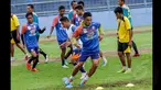 Sejumlah pemain Arema Cronus menggelar latihan di Stadion Gajayana, Malang, Sabtu (17/1/2015). (Liputan6.com/Faizal Fanani)