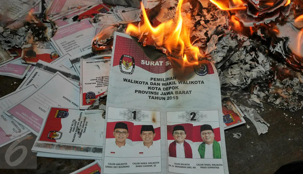 Petugas memusnahkan lembaran surat suara rusak dan kelebihan di Gudang Logistik KPU Depok, Selasa (8/12). Sebanyak 1576 surat suara yang terdiri dari 398 rusak dan 1178 kelebihan tersebut di musnahkan dengan cara dibakar. (Liputan6.com/Yoppy Renato)