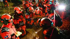 Anggota pemadam kebakaran sukarela berpartisipasi dalam latihan gempa di Guatemala City pada 2 Februari 2023. Kegiatan ini dilakukan jelang peringatan gempa tahun 1976 yang menewaskan 23.000 orang. (AFP/Johan Ordonez)