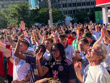 Suporter Timnas Inggris merayakan kemenangan 4-2 atas Kroasia pada laga Grup L Piala Dunia 2026 di FIFA Fan Festival Boston, City Hall Plaza, Boston, AS, Rabu (17/6/2026). Chant "It's Coming Home" menggema usai laga berakhir. Foto: Hery Kurniawan/KLY Sports. (KLY Sports/Hery Kurniawan/Adv/Kurniawan)