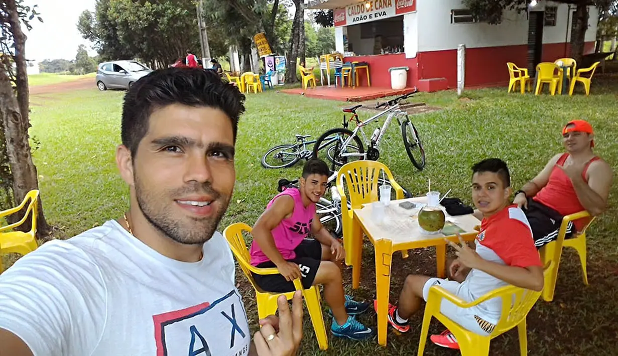 Mantan bek Arema Cronus dan Persija Jakarta, Fabiano Beltrame menikmati waktu luang bersama keluarga di Foz do Iguacu, Brasil. (Dok. Pribadi) 
