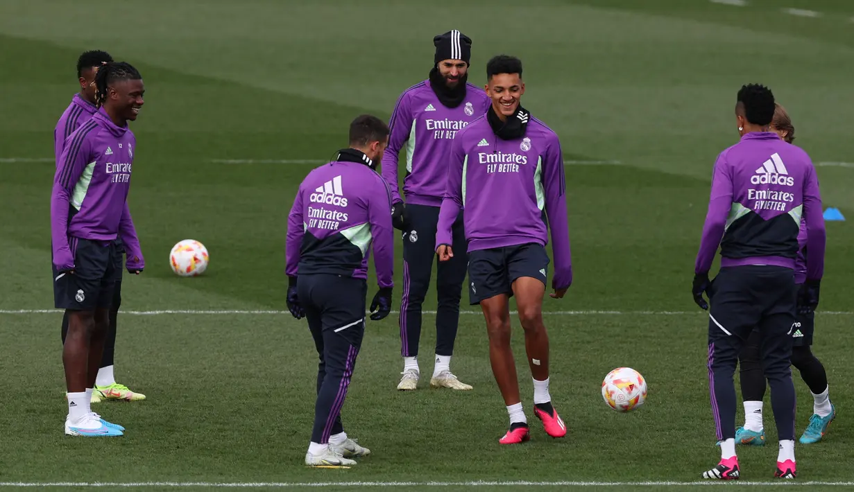 Para pemain Real Madrid menghadiri sesi latihan tim di Valdebebas, pinggiran kota Madrid, Rabu (1/3/2023). Madrid dan Barcelona sudah bertarung dua kali di ajang resmi musim ini. Dalam dua laga El Clasico tersebut, Madrid dan Barcelona masing-masing meraih satu kemenangan. Skornya pun identik, yakni sama-sama 3-1. (AFP/Pierre-Philippe Marcou)