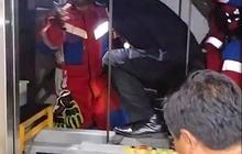 Dramatis,  Petugas Damkar Evakuasi Pria Terjebak 1,5 Jam Dalam Lift Lewat Lubang Atap