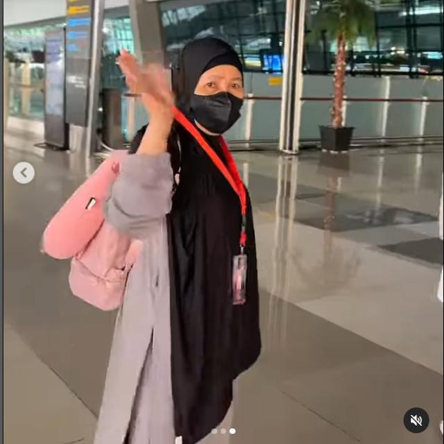 6 Potret Rara LIDA Antar Ibu Berangkat Haji, Perpisahan di Bandara Penuh Haru