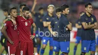 Stefano Lilipaly dan Manahati Lestusen berpelukan usai kalah dari Thailand pada laga final leg kedua Piala AFF 2016 di Thailand, (17/12/2016). (Bola.com/Vitalis Yogi Trisna)