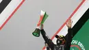 Pembalap Mercedes Lewis Hamilton berselebrasi setelah memenangkan Formula 1 GP Portugaldi Algarve International Sirkuit, Portugal (25/10/2020). Bagi Lewis Hamilton, ini jadi kemenangan kedelapan di Formula 1 2020. (Rafael Marchante, Pool via AP)