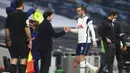 Ryan Mason - Gareth Bale. Ryan Mason berusia 29 tahun saat ditunjuk menjadi manajer sementara Chelsea menggantikan Jose Mourinho pada 19 April 2021. Ia lebih muda dari beberapa pemain Tottenham, termasuk Gareth Bale yang telah berusia 31 tahun. (AP/Clive Rose/Pool)
