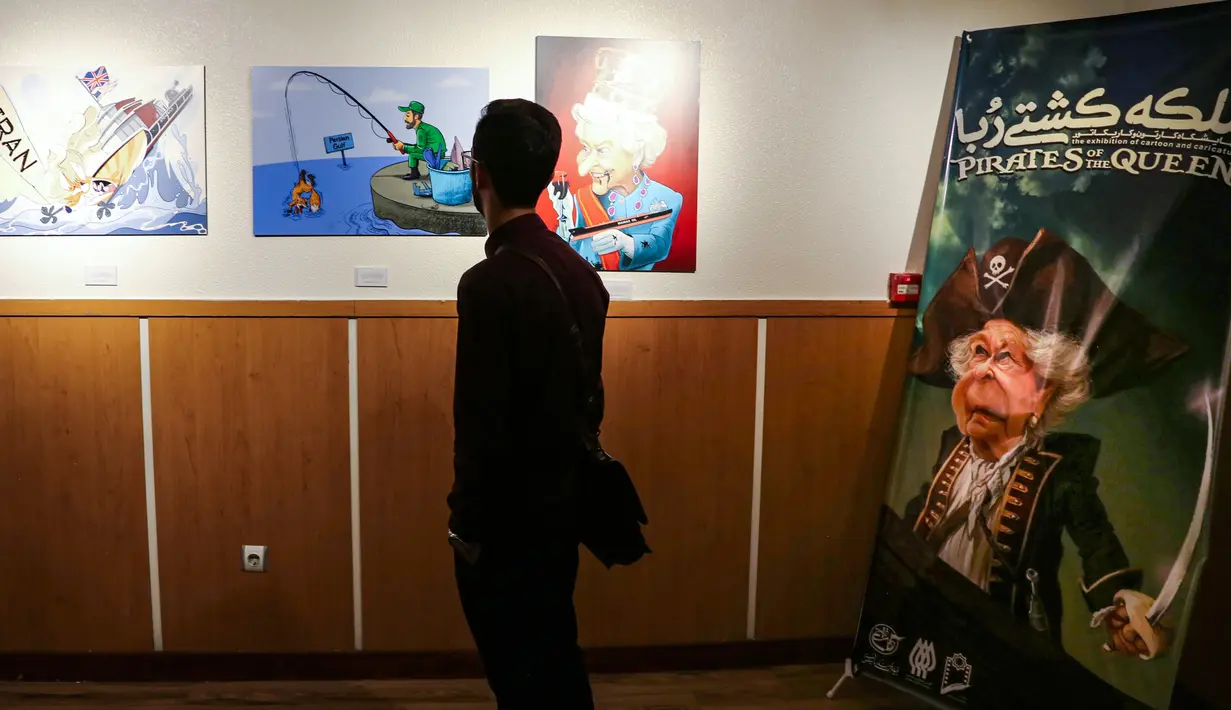 Pengunjung melihat karikatur seniman Iran  yang menampilkan Ratu Elizabeth II Inggris sebagai "bajak laut"  di Teheran (30/7/2019). Hubungan tegang antara Teheran dan London memburuk ketika Angkatan Laut Kerajaan Inggris menyita kapal tanker minyak "Grace 1" Iran pada 4 Juli. (AFP Photo/Atta Kenare)