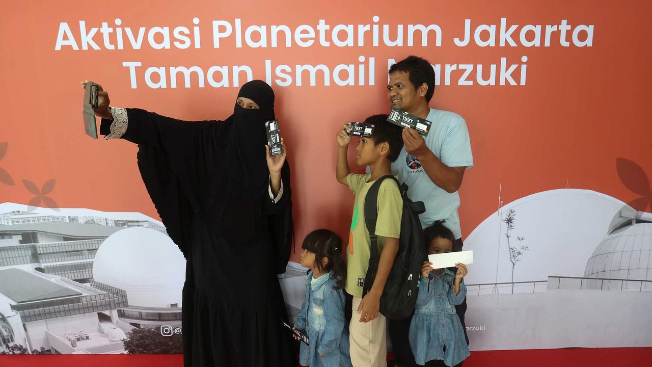 FOTO: Libur Natal Warga Kunjungi Planetarium Jakarta yang Kembali Dibuka