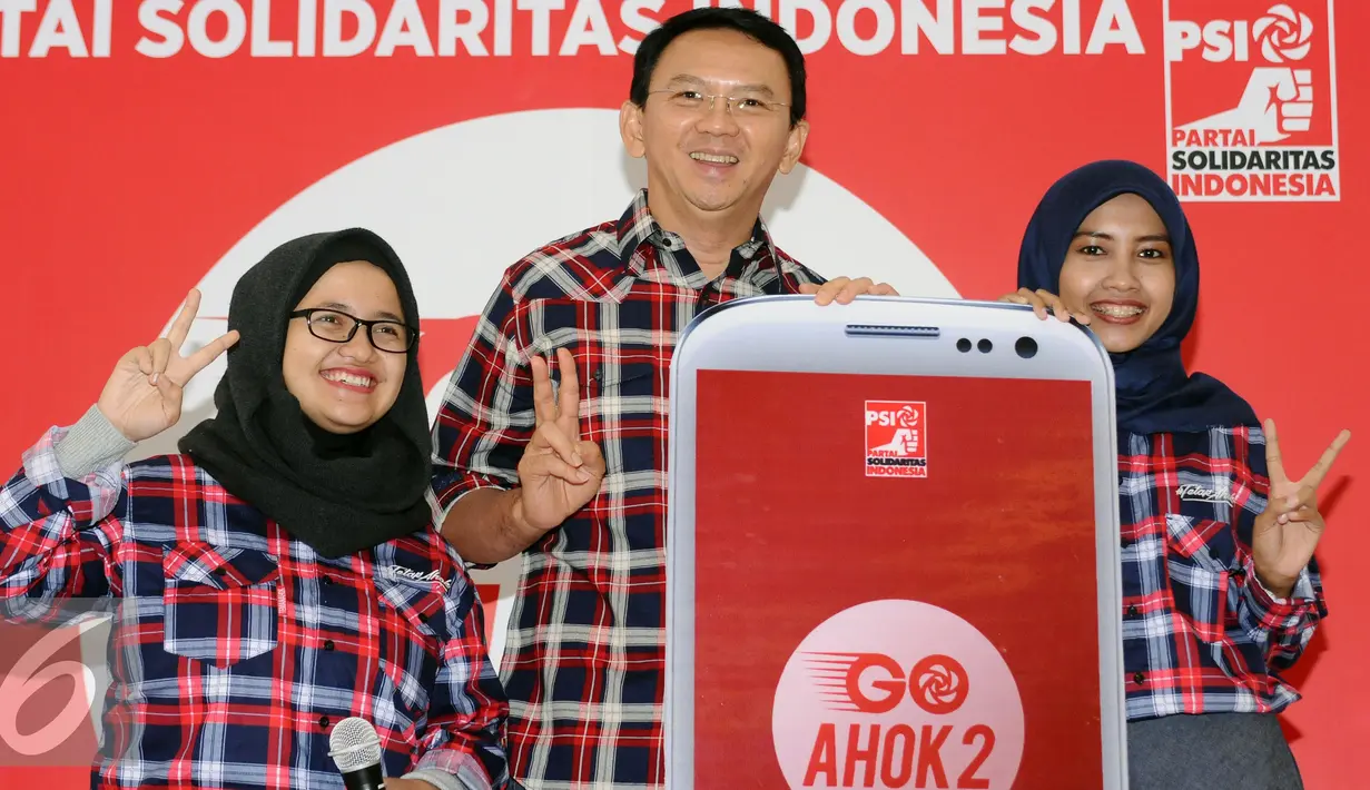 Calon Gubernur DKI Basuki Tjahaja Purnama (tengah) berpose bersama Juru Bicara Teman Ahok Amalia Ayuningtyas dan Wasekjen PSI Danik Eka R usai peluncuran aplikasi Go Ahok2 di Jakarta, Senin (28/11). (Liputan6.com/Helmi Fithriansyah)