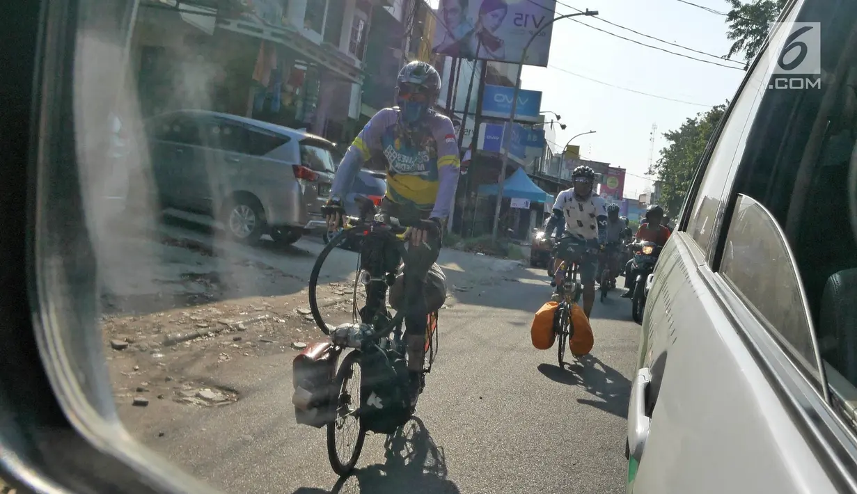 Pemudik bersepeda melintas di Jalan Raya Pantura, Cirebon, Jawa Barat, Sabtu (1/6/2019). Anggota komunitas GWCC asal Tangerang ini melakukan mudik tujuan Yogyakarta dan Pacitan dengan menempuh jarak sekitar 800 Km. (Liputan6.com/Herman Zakharia)
