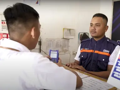 Fahrudin Saleh (28) menjadi AgenBRILink yang memudahkan transaksi keuangan dan layanan perbankan bagi masyarakat sekitar di Kecamatan Muara Gembong, Bekasi. (Dok. BRI)