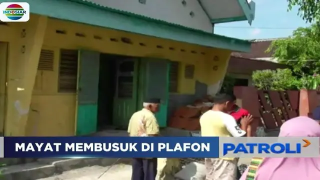 Diduga meninggal karena sakit, sesosok mayat pria yang telah mulai membusuk ditemukan warga di atas plafon sebuah rumah di Solo, Jawa Tengah.