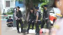 Personel polisi bersenjata laras panjang bersiaga di Pengadilan Negeri Jakarta Selatan pada sidang pembacaan vonis terdakwa terorisme Aman Abdurrahman, Jumat (22/6). Polisi mengerahkan 450 personel mengamankan jalannya sidang. (Liputan6.com/Angga Yuniar)