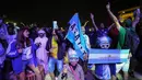 Fans Argentina bersorak di Doha corniche, di Doha, Qatar, Senin, 12 Desember 2022. Argentina akan menghadapi Kroasia dalam pertandingan semifinal Piala Dunia 2022 di Stadion Lusail Iconic Qatar, Rabu (14/12/2022) mulai pukul 02.00 WIB. (AP Photo/Andre Penner)