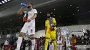 Para pemain Al Sadd memasuki lapangan sambil mengenakan keffiyeh yang dikalungkan di leher. (Qatar Football Associations)