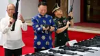 Menhan Filipina Delfin Lorenzana (kiri), Dubes China untuk Filipina Zhao Jianhua, Panglima  Filipina Jenderal Eduardo Ano memeriksa senapan serbu CQ-A5b pemberian China di Camp Aguinald, Manila, Filipina (5/10). (AP Photo/Bullit Marquez)