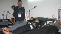 Belasan suporter terkena gas air mata dan harus mendapatkan perawatan seusai laga PSS Sleman kontra Persepam MU di Stadion Maguwoharjo, Sleman, Sabtu (1/10/2016). (Bola.com/Romi Syahputra)