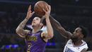 Pebasket Los Angeles Lakers, Lonzo Ball, dihadang pebasket Los Angeles Clippers, Patrick Beverley, pada laga NBA di di Staples Center, Sabtu (29/12). Los Angeles Clippers menang 118-107 atas LA Lakers. (AP/Mark J. Terrill)