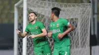 Pemain Bhayangkara FC, Ilija Spasojevic (kiri) merayakan golnya ke gawang Persela pada lanjutan Liga 1 2017 di Stadion Patriot, Bekasi, (27/10/2017). Bhayangkara unggul 1-0. (Bola.com/Nicklas Hanoatubun)