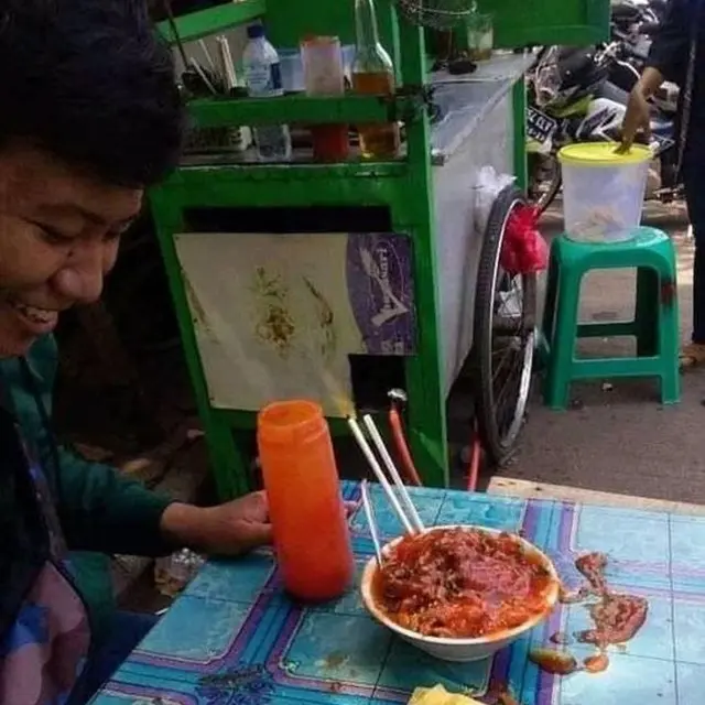 6 Momen Apes Ketumpahan Sambal saat Makan Ini Bikin Elus Dada