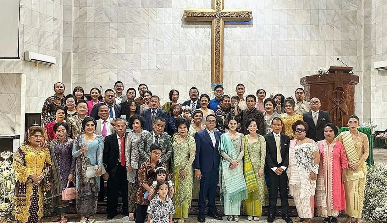 Sedangkan kakak tertua Frank Hutapea tampil bergaya gentleman. Ia memilih mengenakan setelan jas hitam, dengan kemeja putih, dan dasi serasi. [Foto: Instagram]