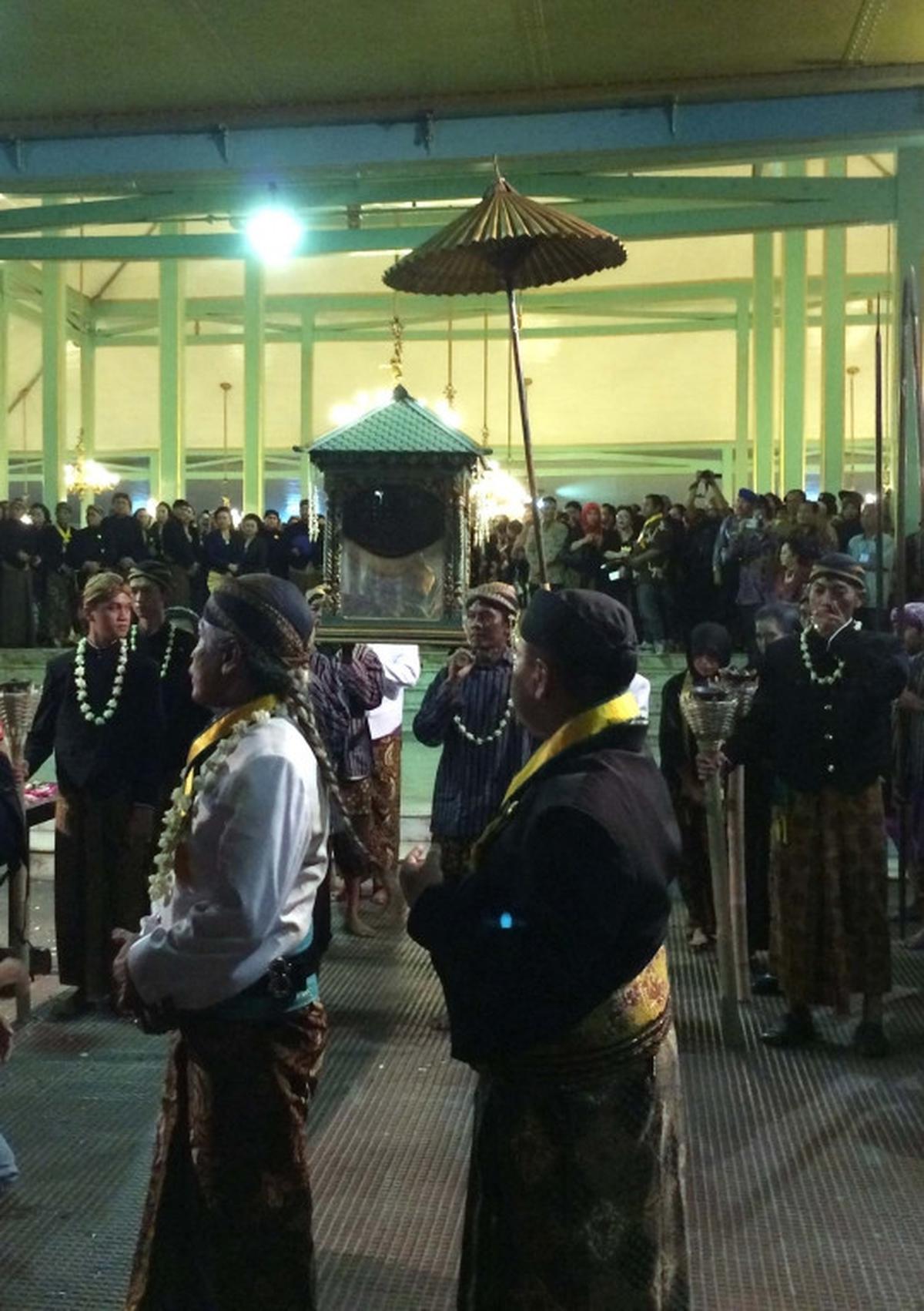 Menyaksikan kirab 1 Suro di Istana Mangkunegaran