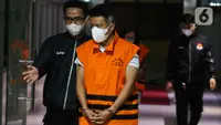 Direktur Utama PT Kindah Abadi Utama Roni Aidil dan Direktur Utama PT Intertekno Grafika Sejati Marilya mengenakan rompi tahanan bersiap konferensi pers terkait operasi tangkap tangan (OTT) di lingkungan Basarnas di Gedung Merah Putih KPK, Jakarta, Rabu (26/7/2023). (Liputan6.com/Herman Zakharia)