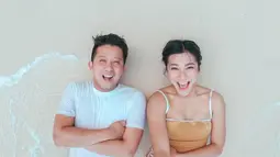 Dalam momen liburannya ini Dita Fakhrana mengunggah potret kebersamaannya dengan seorang pria bernama Rino Yosiaki. Sosok pria ganteng tersebut diduga merupakan kekasih baru Dita Fakhrana. Kemesraan mereka pun terlihat dari foto selfie dengan pose tiduran di pantai Nusa Penida ini. (Instagram/fakhranaaa)