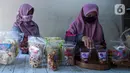 Pedagang menata dagangannya di Pojok UMKM, Kota Tangerang, Jumat (22/8/2020). Pemerintah daerah setempat meluncurkan Pojok UMKM Cibodas dalam rangka membantu pelaku usaha mempromosikan hasil produknya demi meningkatkan perekonomian wilayah di tengah pandemi COVID-19. (Liputan6.com/Angga Yuniar)