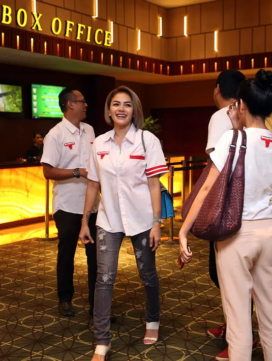Dalam sebuah wawancara, yang berlangsung di kawasan Sudirman, Jakarta Pusat pada 27 Februari silam, janda dua anak itu mengaku banyak mendengar curahan hati Evelyn. (Nurwahyunan/Bintang.com)
