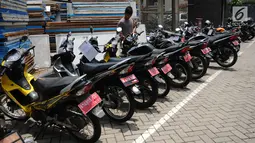 Petugas mengecek kondisi motor operasional KPK yang akan dilelang di Gedung KPK Lama, Jakarta, Selasa (27/2). KPK akan melelang kendaraan operasional inventaris yang telah berumur di atas 10 tahun. (Liputan6.com/Helmi Fithriansyah)