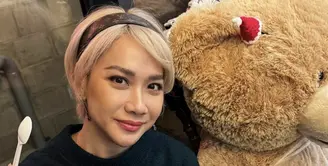 Bunga Citra Lestari tampil fresh dengan gaya rambut barunya. Ia berani bereksplorasi dengan ragam styling yang seru. [Foto: Bunga Citra Lestari/ Instagram]