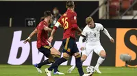 Penyerang Jerman, Timo Werner, berebut bola dengan bek Spanyol, Sergio Ramos, pada laga Nation League di Mercedes-Benz Arena, Berlin, Jumat (4/9/2020) dini hari WIB. Jerman bermain imbang 1-1 atas Spanyol. (AFP/Thomas Kienzle)