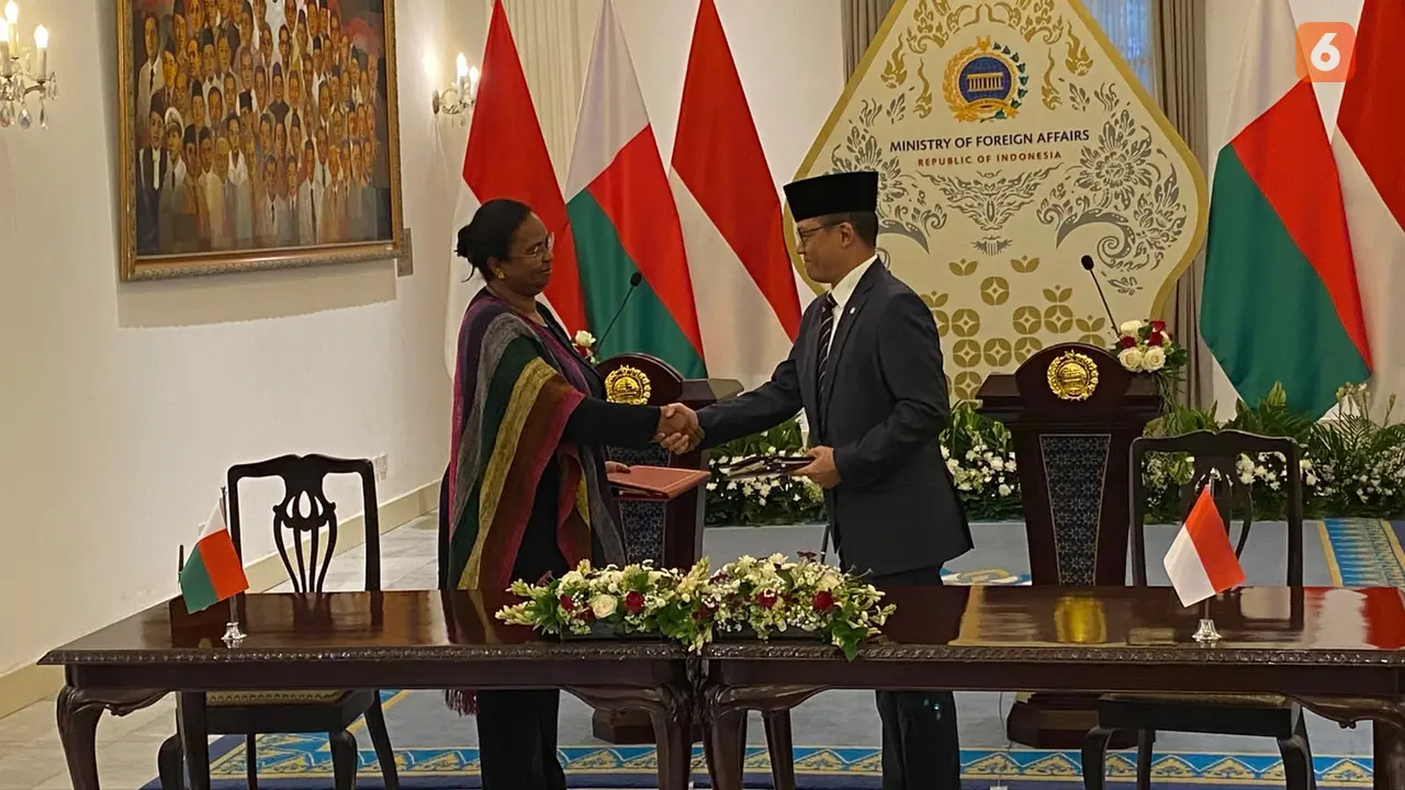 Menlu Madagaskar Alice N'Diaye dan Menlu Sugiono pada Rabu (3/6/2026) di Jakarta, menandatangani MoU on the Establishment of the Joint Commission for Bilateral Cooperation (JCBC) dan Agreement on Visa Exemption for Holders of Diplomatic and Service.