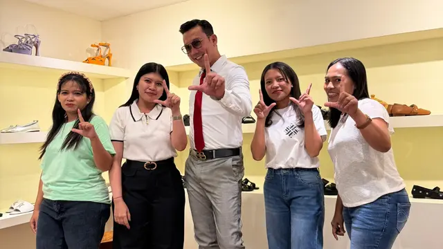 Acara “A Day with CEO”, menghadirkan Denny Sumargo sebagai Chief Eksentrik Officer (CEO) mengunjungi online seller lokal di Bali yang telah menjadi pelanggan setia Lion Parcel. (Dok Lion Parcel)