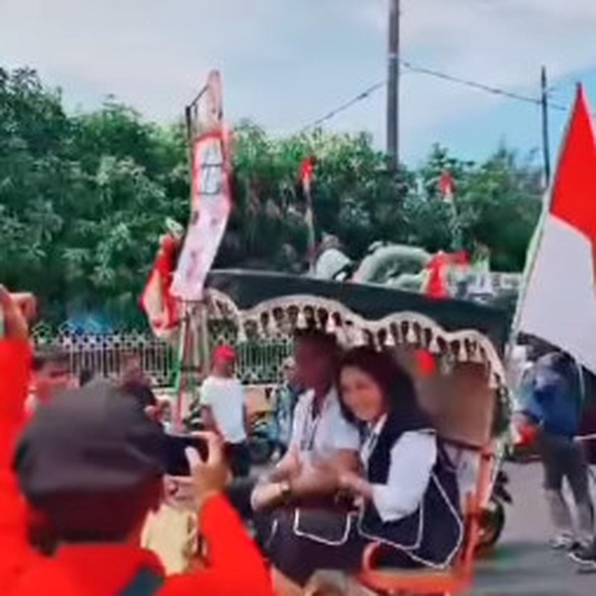 Romantis Abis Eks Panglima Andika Genggam Tangan Istri di Atas Andong Datangi KPU Jateng