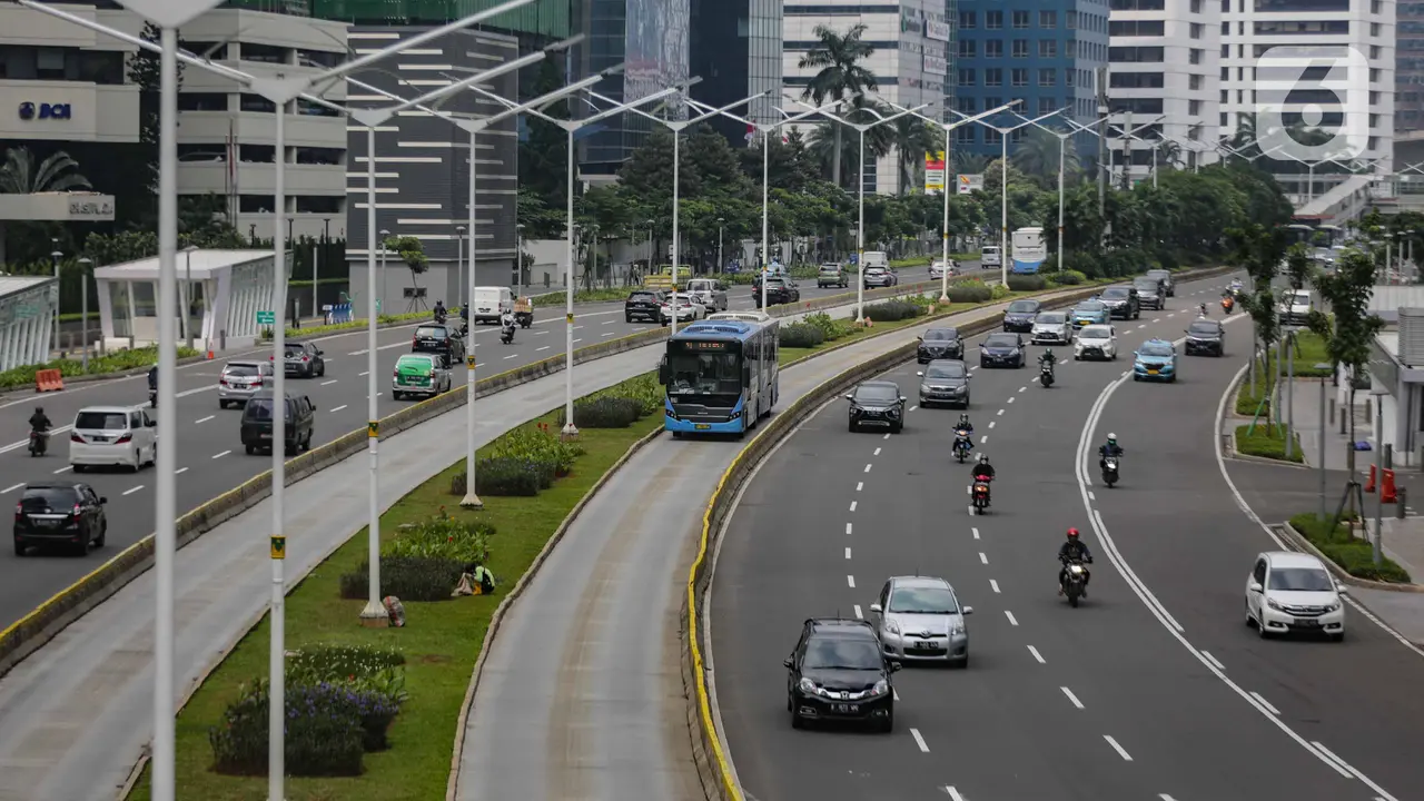 Penerapan PSBB di Hari Senin, Ruas Jalan Masih Ramai