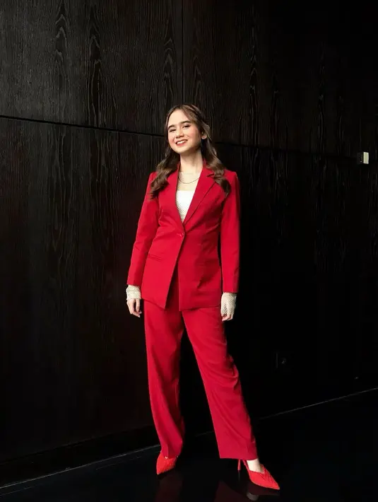 Untuk tampilan formal, bisa tiru gaya Tissa Biani yang mengenakan setelan jas merah dengan dalaman berwarna putih. [Instagram/tissabiani]