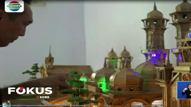 Eksan Afriani membuat kerajinan miniatur dari limbah bambu seperti miniatur masjid, gereja, dan pura.