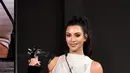 Kim Kardashian saat menerima penghargaan Influencer CFDA di Brooklyn Museum, New York City (4/6). CFDA memilih Kim karena beberapa penilaian seperti memiliki lebih dari 200 juta pengikut di seluruh media sosialnya. (Theo Wargo / Getty Images / AFP)
